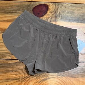 Athleta Women's Speedwork Mid Rise 2 1/2 Inch Athletic Shorts in Clay, Small